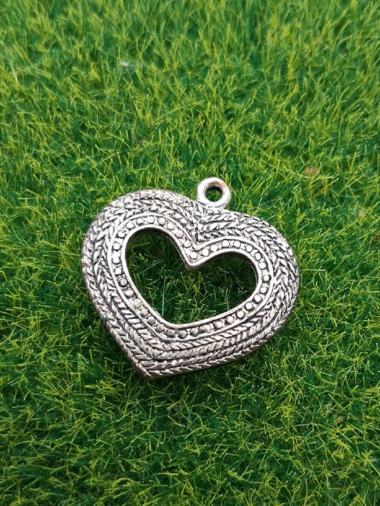 Estate Jewelry - Silver Tone Heart Pendant Charm - Detailed Textured Design P423